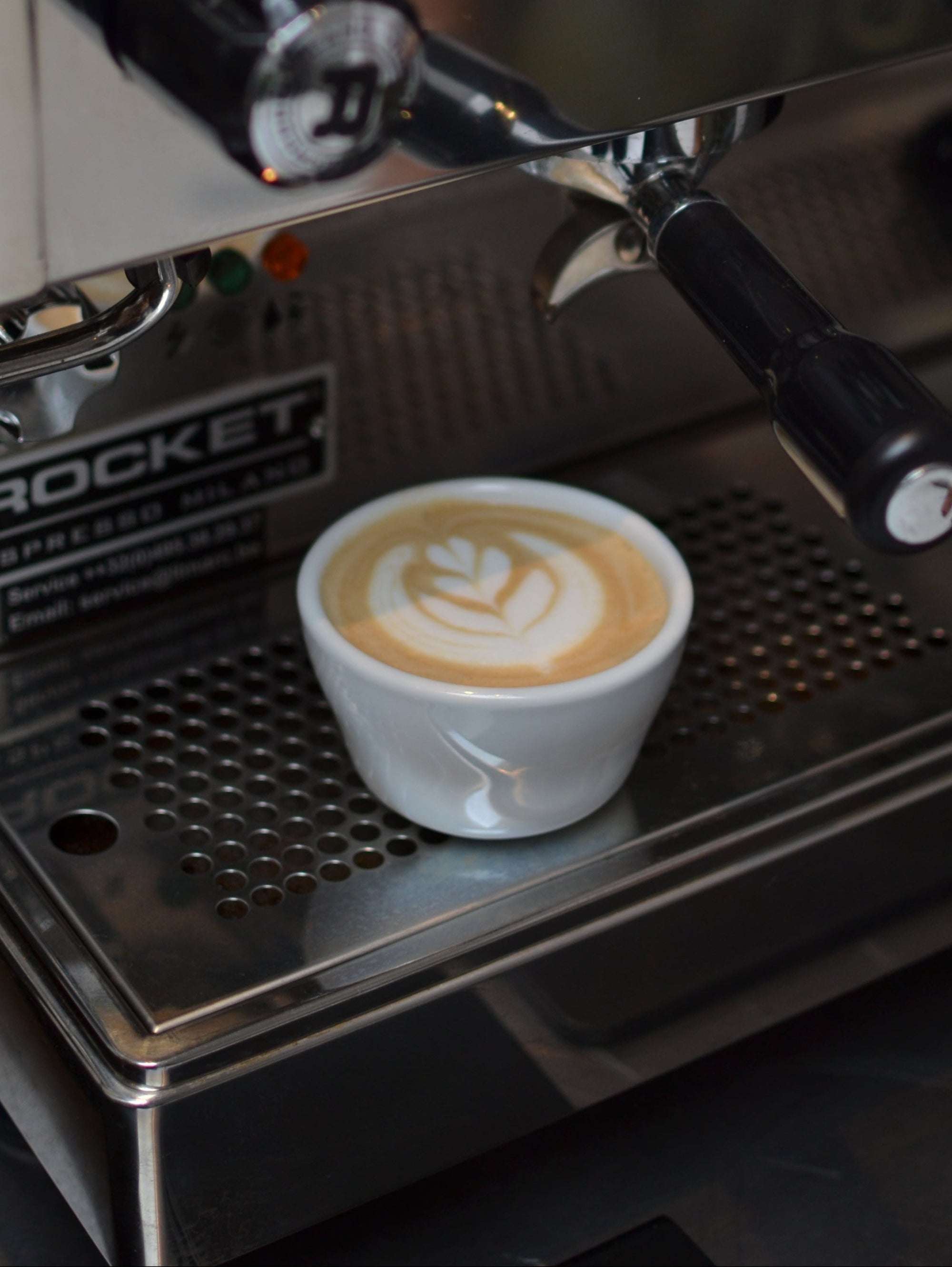 home barista workshop, latte art, barista course, SCAA, espresso shot, espresso making, cappuccino, latte art, milk steaming, dialing in espresso, pouring latte art, belgium barista, milk coffee, barista opleiding, coffee skills, barista training brussels, formation barista bruxelles